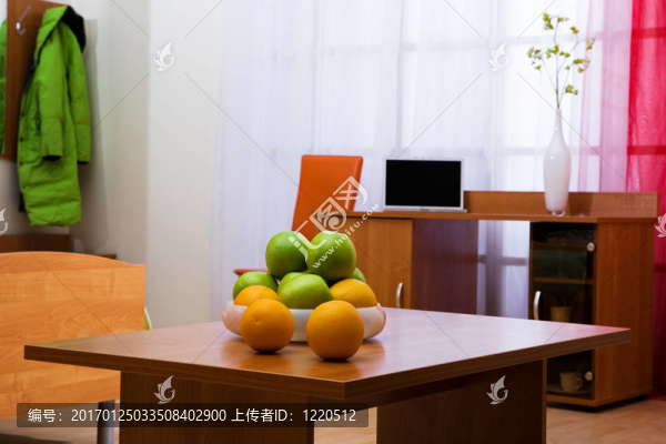 桌子上的新鮮水果