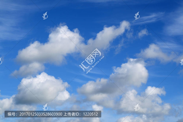 在藍(lán)色天空中的白色蓬松的云朵。