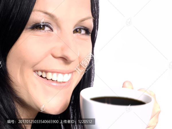女子拿著一杯咖啡過白