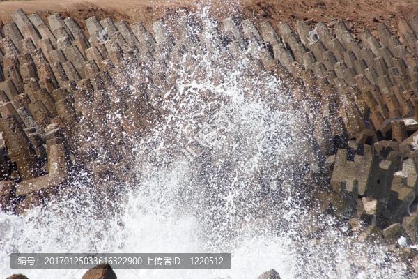 波浪擊中防波堤