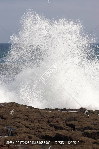 海浪拍打著海岸