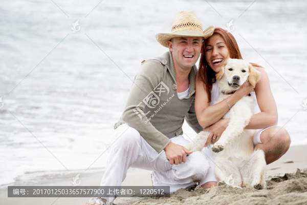 沙灘上的年輕浪漫的情侶