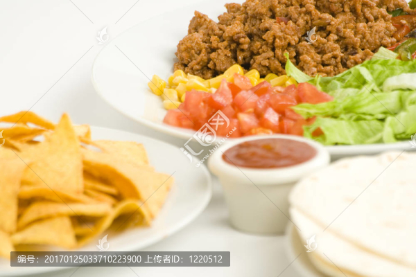 美味的鐵板燒牛肉生菜番茄、辣椒、玉米