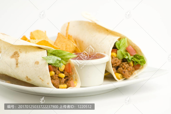 美味的鐵板燒牛肉生菜番茄、辣椒、玉米