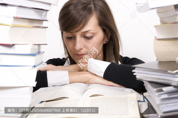 學(xué)習(xí)的女孩-匯圖網(wǎng) www.fosd68.com 學(xué)習(xí)的女孩