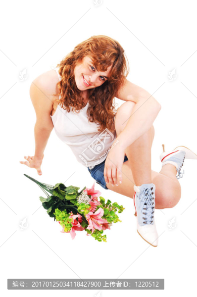 坐在地板上的女孩。