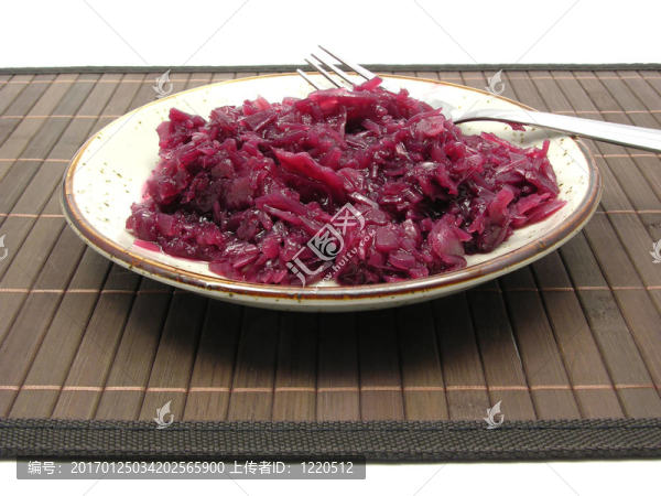 熟紅白菜用叉子在盤子上排列-匯圖網(wǎng) www.fosd68.com 熟紅白菜用叉子在盤子上排列