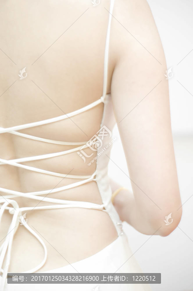 軟專注于背部的婚紗禮服