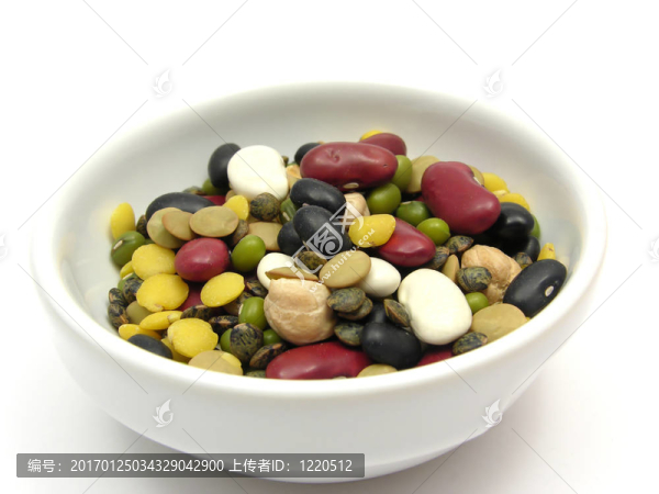 在混合和多彩的一碗瓷器豆類(lèi)一個(gè)特寫(xiě)