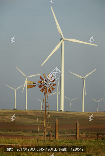 風(fēng)力渦輪機(jī)包圍的風(fēng)車(chē)