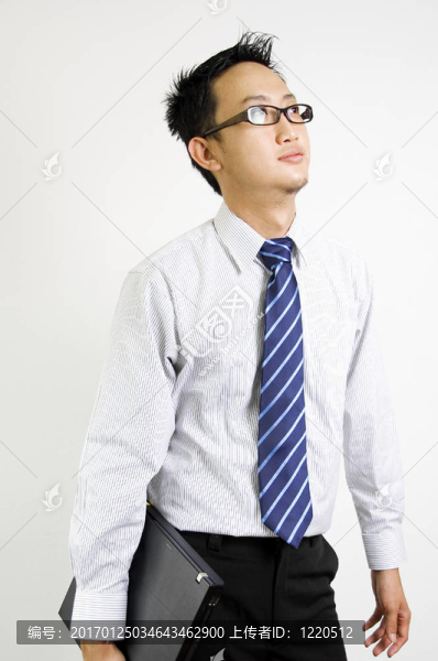 年輕人拿著一臺(tái)筆記本電腦
