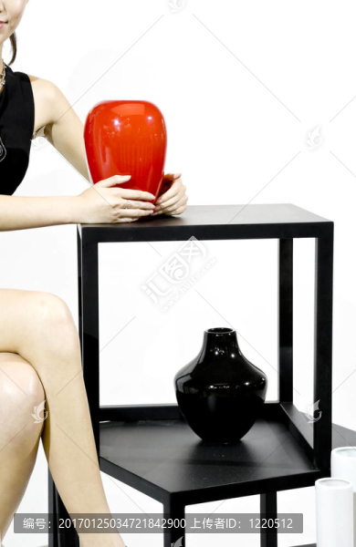 女人抱著redvase