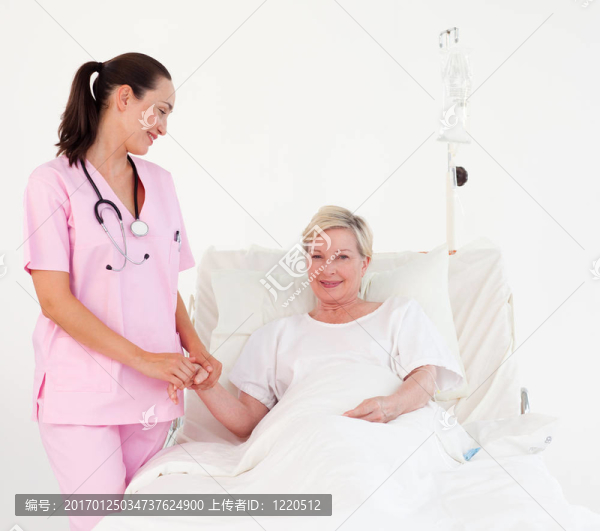 護(hù)士測(cè)量患者脈搏