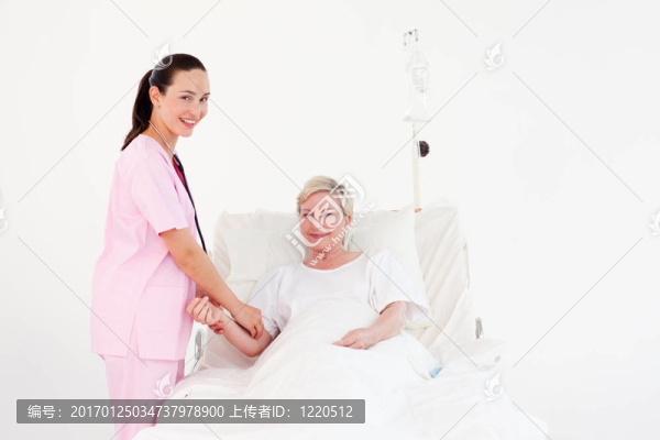 護(hù)士測(cè)量患者脈搏
