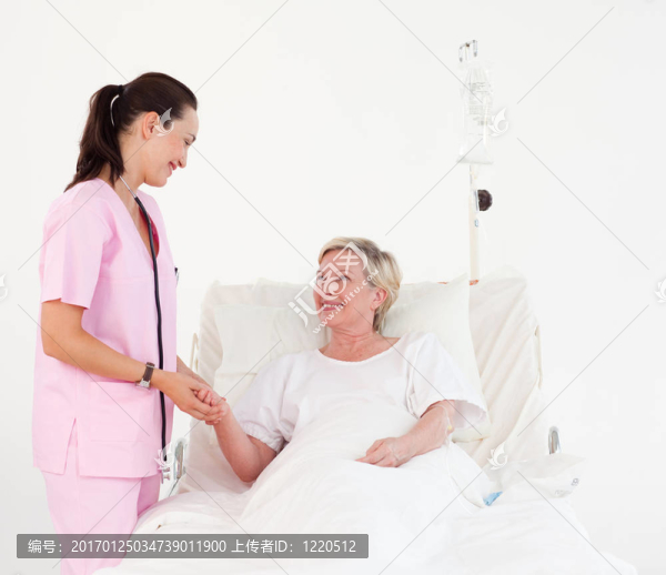 老年婦女躺在醫(yī)院病床上