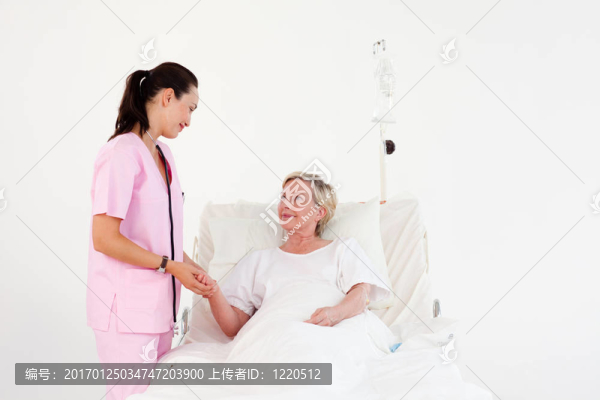 與一位年長的婦女的護士