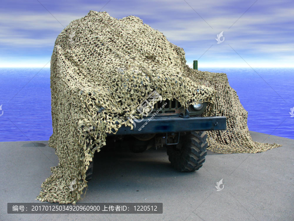 俄羅斯軍用卡車在綠色偽裝網(wǎng)下