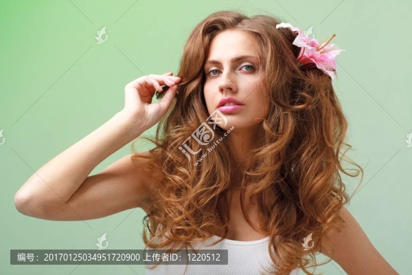 花綠背景的女人