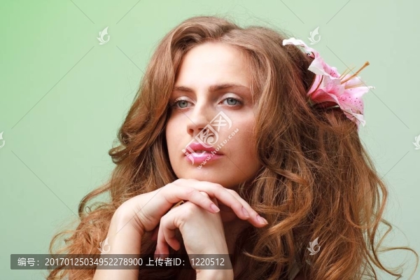 在她的頭發(fā)上花的女人