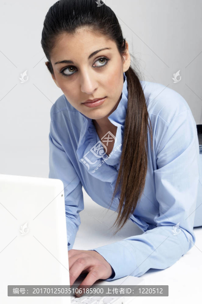 女人的筆記本電腦-匯圖網(wǎng) www.fosd68.com 女人的筆記本電腦