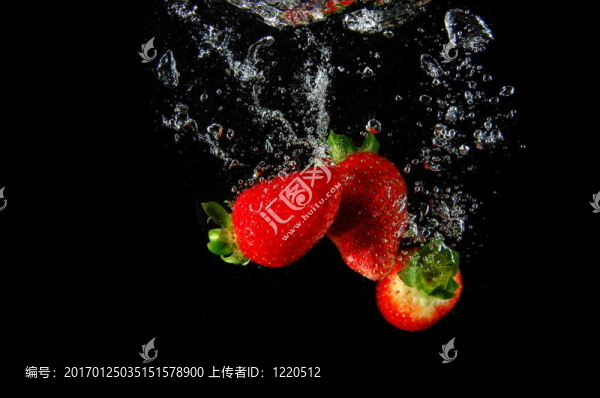 草莓在水