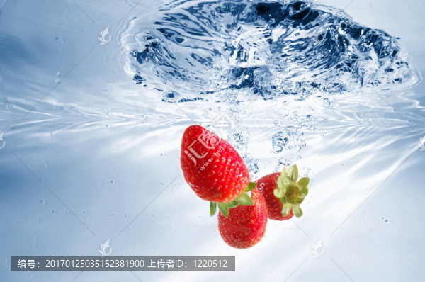草莓在水
