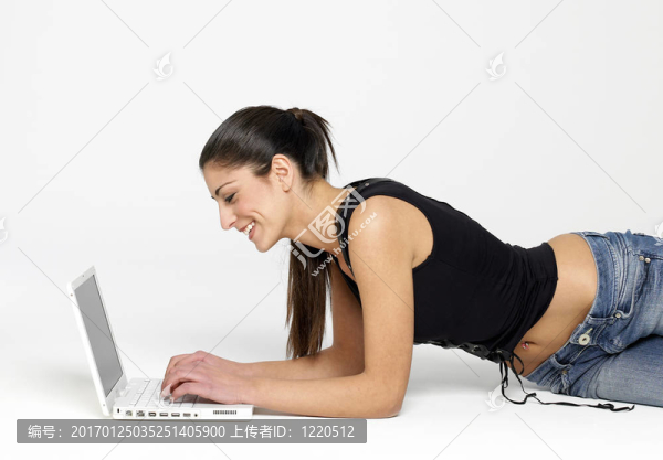 帶筆記本電腦的年輕女孩