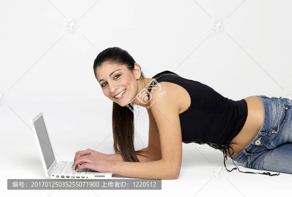 帶筆記本電腦的年輕女孩