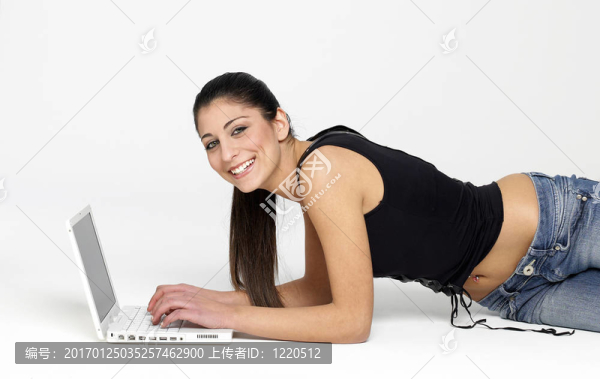 帶筆記本電腦的年輕女孩