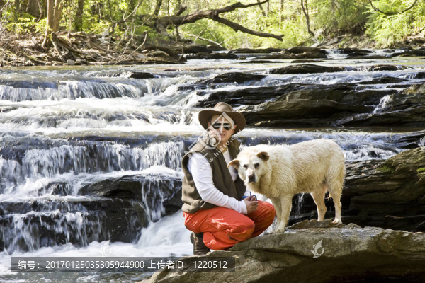男人和狗在River看Camera