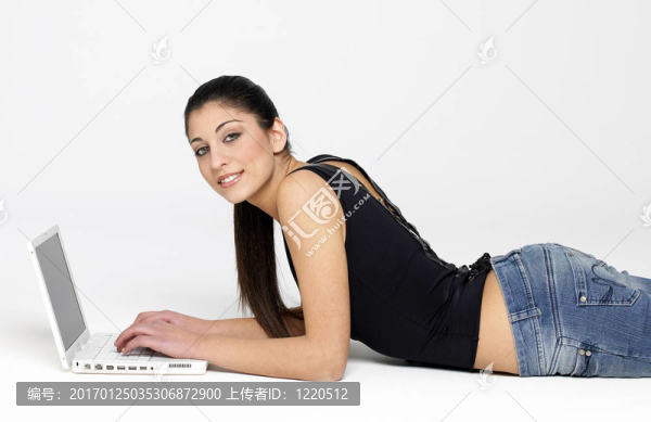 帶筆記本電腦的年輕女孩