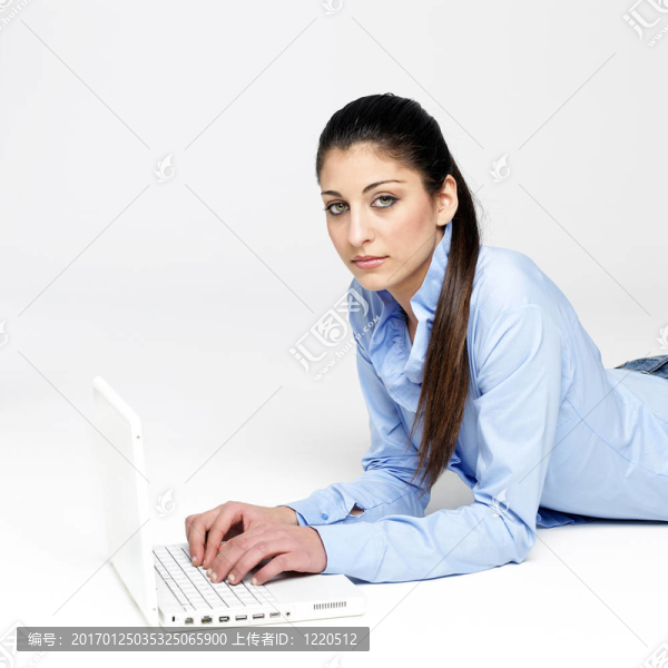 帶筆記本電腦的年輕女孩