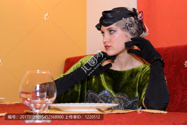 桌子上的女孩