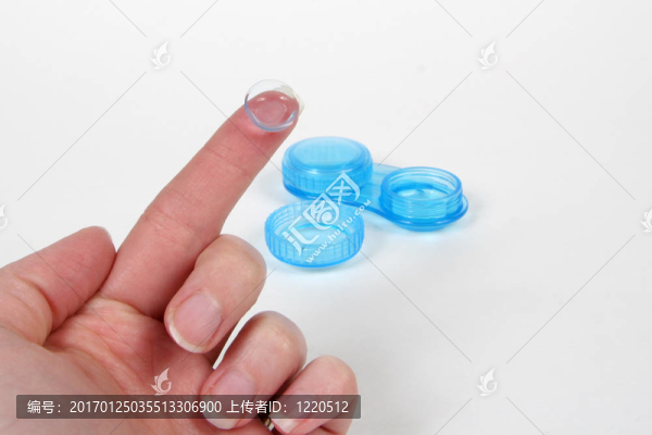 在手指接觸透鏡