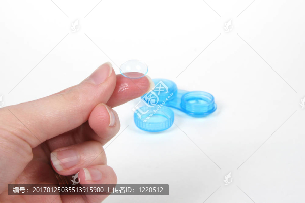 在手指接觸透鏡