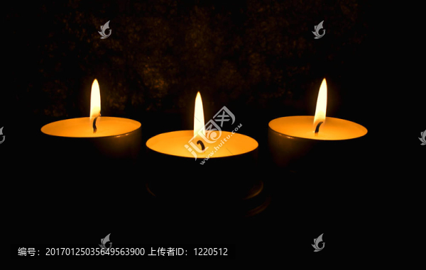 三支蠟燭在黑暗的背景下
