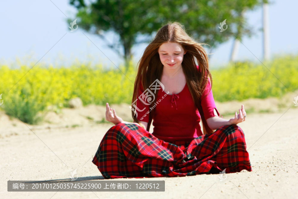 鄉(xiāng)村路長頭發(fā)的冥想女孩