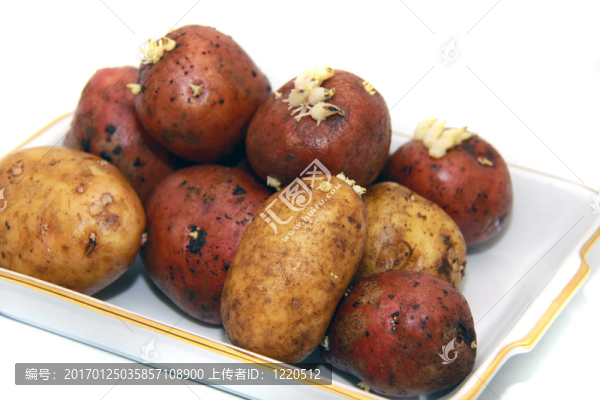 菜上的生土豆
