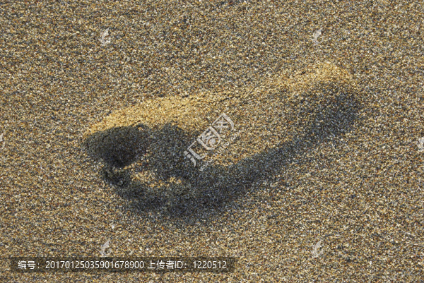 沙灘上的腳印。地中海熱帶海灘。