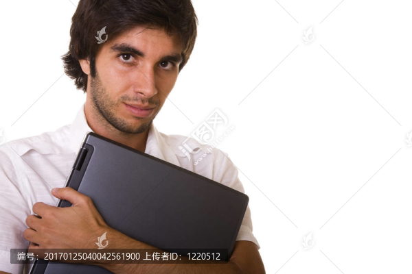 拿著筆記本電腦的男人