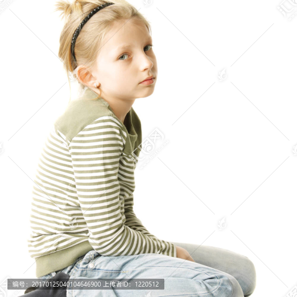坐在白色地上的女孩