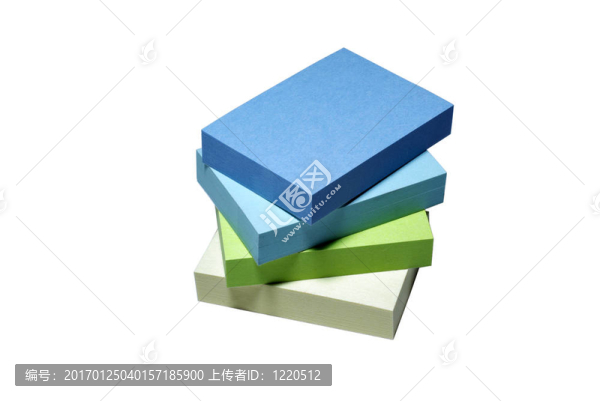 堆積在白色背景上的便簽紙塊。裁剪路徑。
