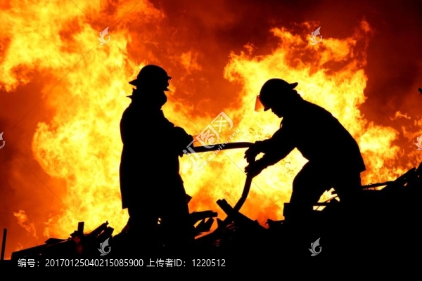 兩個消防戰(zhàn)士和火焰