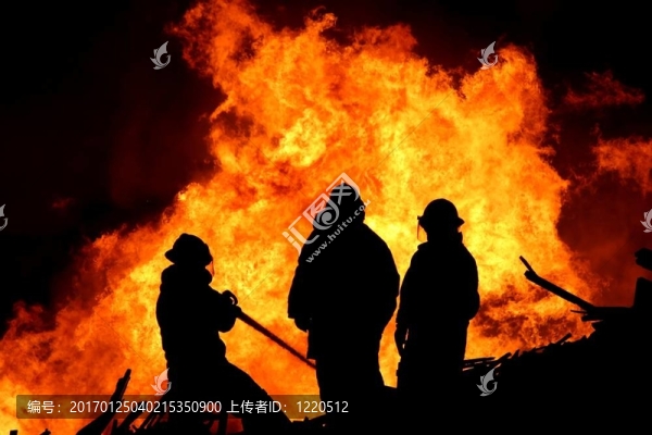 三消防戰(zhàn)士和火焰