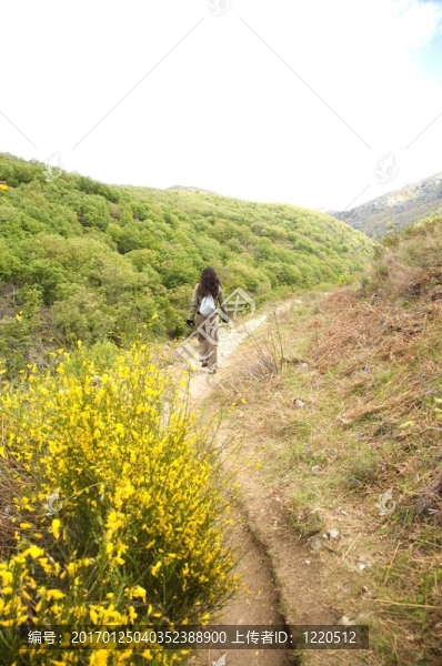 女人在軌道中間遠(yuǎn)足