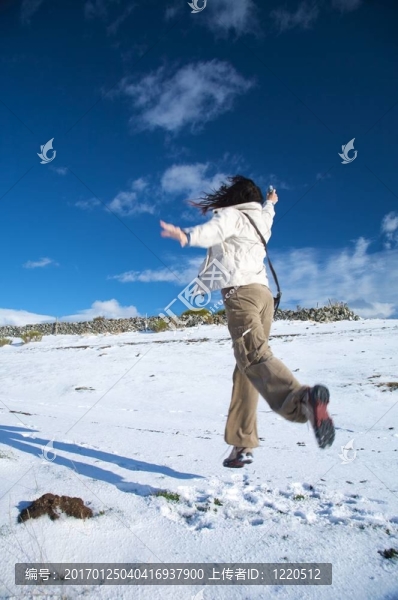女人跳上雪
