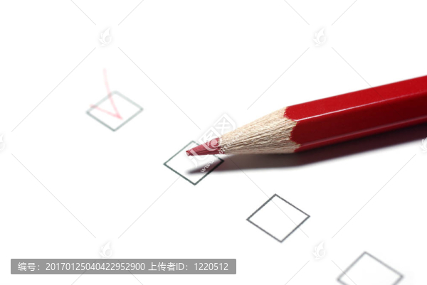 紅色的鉛筆和復(fù)選框孤立在白色背景。