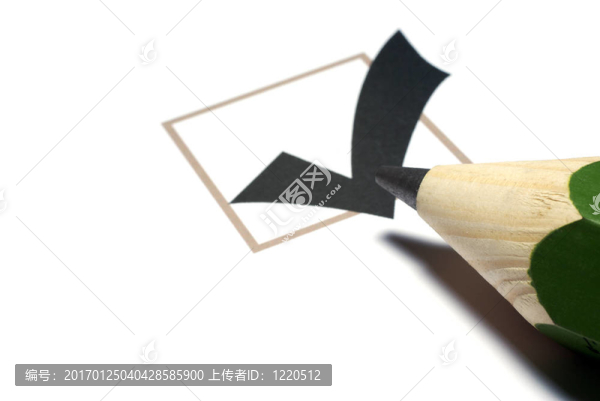 蜱和大綠色的鉛筆孤立在白色背景復(fù)選框。