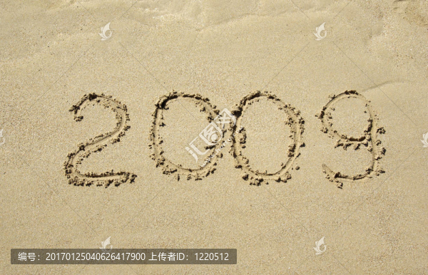 熱帶海灘沙灘上的2009個題詞。