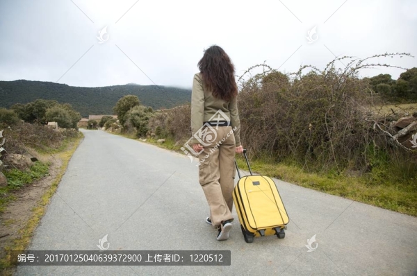 帶旅行箱的女人